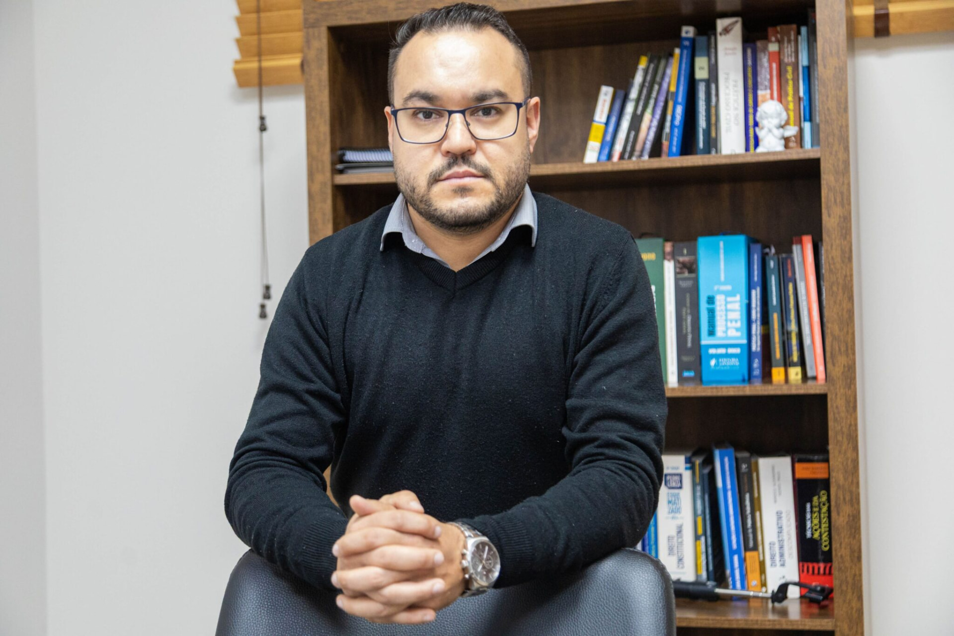 Advogado do Gomez Advocacia em seu escritório